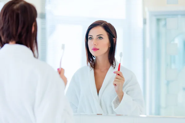 Mujer joven en el baño — Foto de Stock