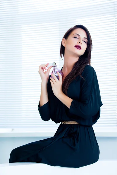 Ung kvinna med parfym — Stockfoto