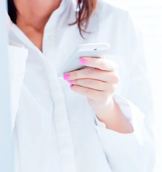 Jovem com telefone celular — Fotografia de Stock