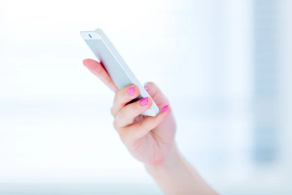 Telefoon in vrouwelijke hand — Stockfoto