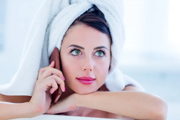 Young woman in bath with phone — Stock Photo, Image
