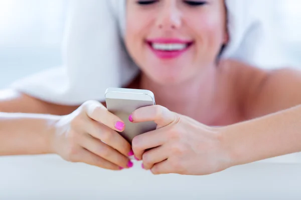 Giovane donna in bagno con telefono — Foto Stock