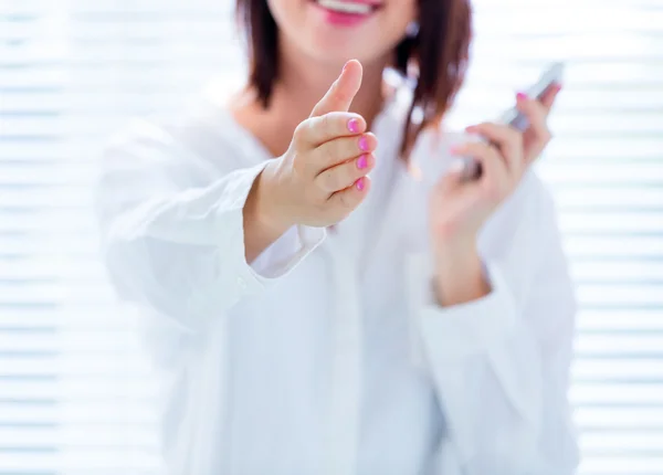 Junge Frau mit Handy — Stockfoto