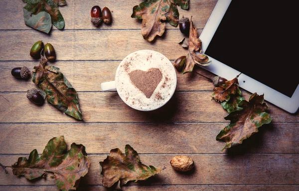 Tablette, Tasse Kaffee und fallendes Laub — Stockfoto