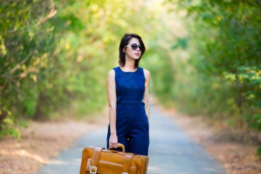 Bavullu genç kadın.