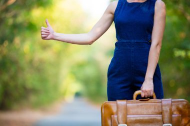 Bavullu genç kadın.