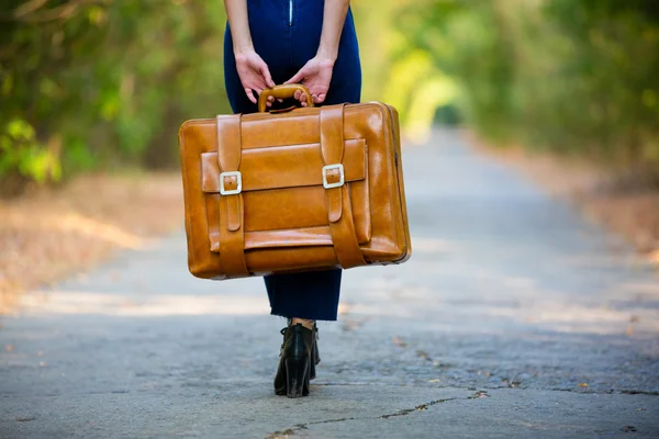 Молодая женщина с чемоданом — стоковое фото