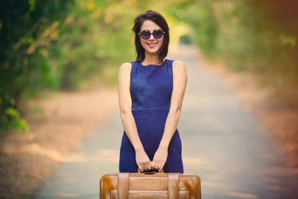 Mujer joven con maleta —  Fotos de Stock