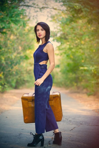 Młoda kobieta z walizką — Zdjęcie stockowe