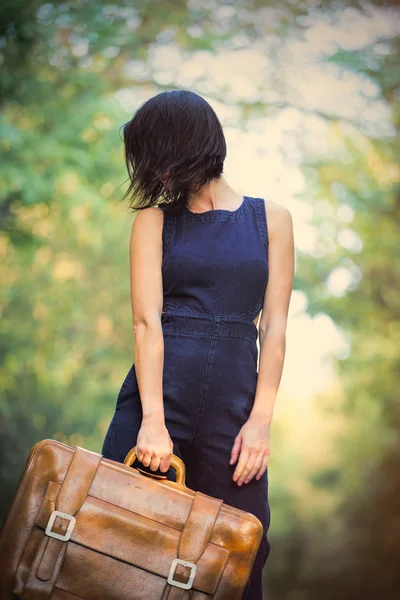 Fiatal nő bőrönddel — Stock Fotó