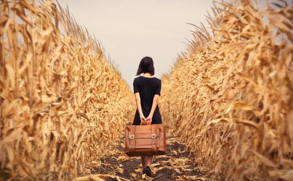 Jeune femme avec valise — Photo