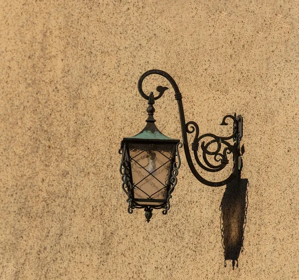 Sokakta Bir Günde Klasik Duvar Feneri — Stok fotoğraf