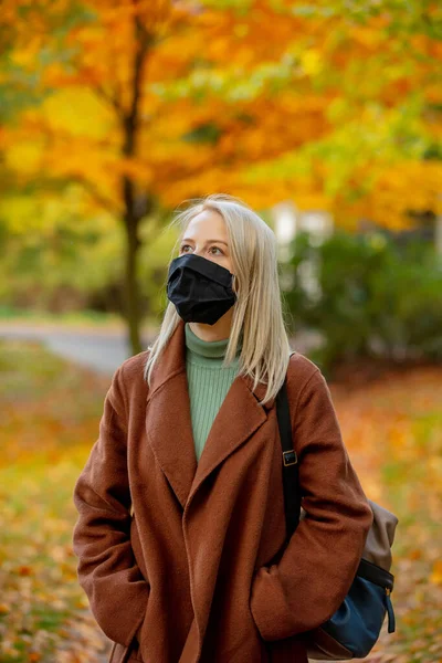 Estilo Loira Máscara Facial Casaco Parque Outono Com Maples Fundo — Fotografia de Stock