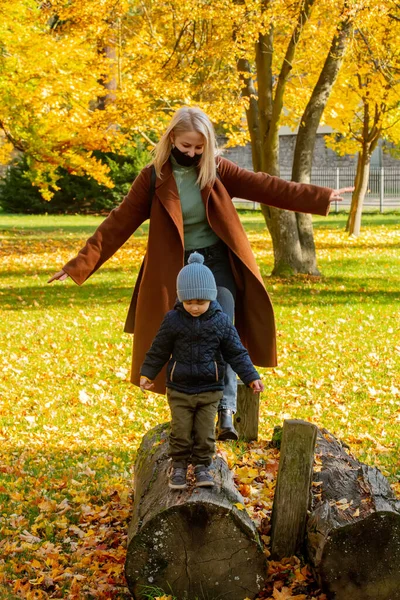 Mutter Und Sohn Spielen Herbst Park — Stockfoto