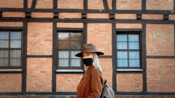 Arka Planda Kereste Evi Olan Şapkalı Maskeli Bir Kadın — Stok fotoğraf