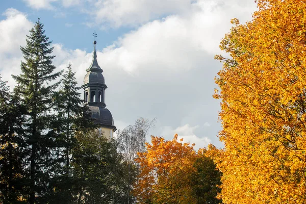 Kostelní Zvonice Uprostřed Podzimních Stromů — Stock fotografie