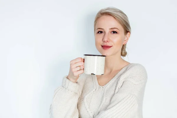 Blondes Mädchen Pullover Mit Becher Auf Weißem Hintergrund — Stockfoto