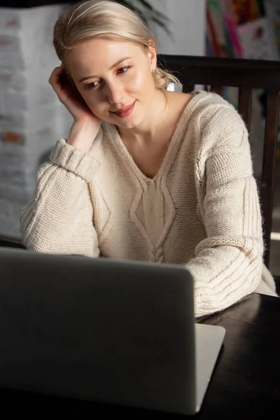 Donna Che Lavora Con Computer Portatile Ufficio Durante Pandemia — Foto Stock