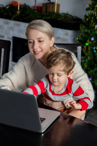 Businesswoman Child Working Laptop Home Office Pandemic — Stock Photo, Image