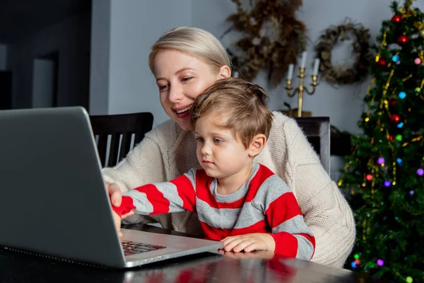 Businesswoman Child Working Laptop Home Office Pandemic — Stock Photo, Image