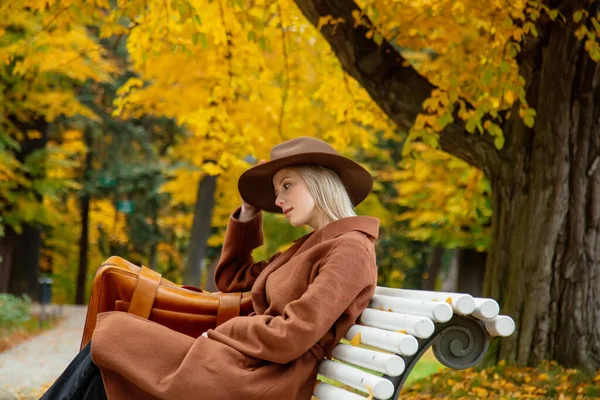 Güz Parkında Bankta Oturan Kahverengi Ceketli Stil Kızı — Stok fotoğraf