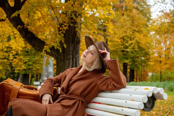 Stil Flicka Brun Rock Med Resväska Sitter Bänk Höstparken — Stockfoto