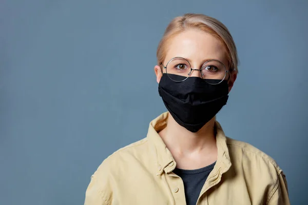 Mujer Con Mascarilla Negra Sobre Fondo Gris —  Fotos de Stock