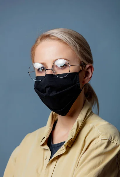 Frau Mit Schwarzer Gesichtsmaske Auf Grauem Hintergrund — Stockfoto