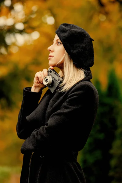 Frau Schwarzem Mantel Und Hut Mit Vintage Kamera Herbstpark — Stockfoto