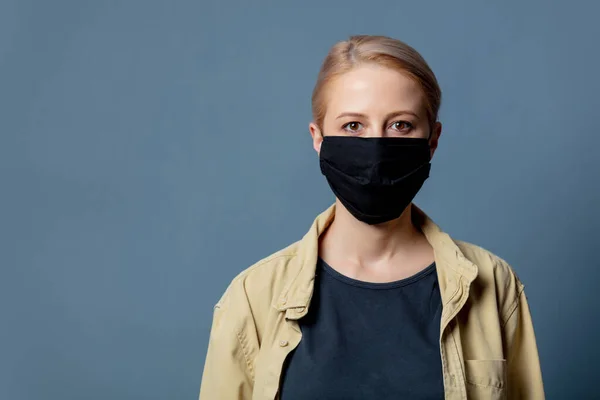 Frau Mit Schwarzer Gesichtsmaske Auf Grauem Hintergrund — Stockfoto