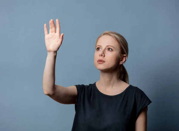 Kvinna Svart Shirt Hålla Hand Luft Grå Bakgrund — Stockfoto