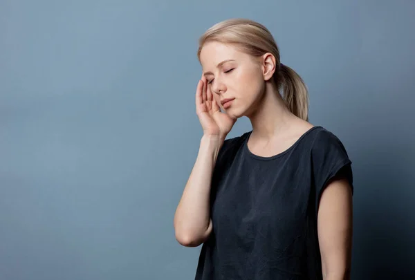 Frau Mit Kopfschmerzen Auf Grauem Hintergrund — Stockfoto