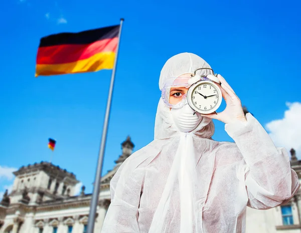 Mulher Máscara Facial Terno Com Despertador Bandeira Alemã Fundo — Fotografia de Stock