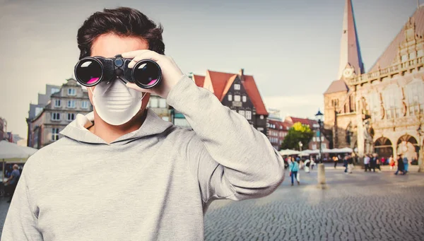 Людина Обличчі Бінокулярною Вулиці Бремена Німеччина Під Час Пандемії — стокове фото