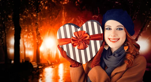 Stile Donna Con Regalo Forma Cuore Nel Vicolo Notturno — Foto Stock