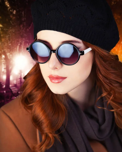 Style Kvinna Solglasögon Natt Gränd — Stockfoto