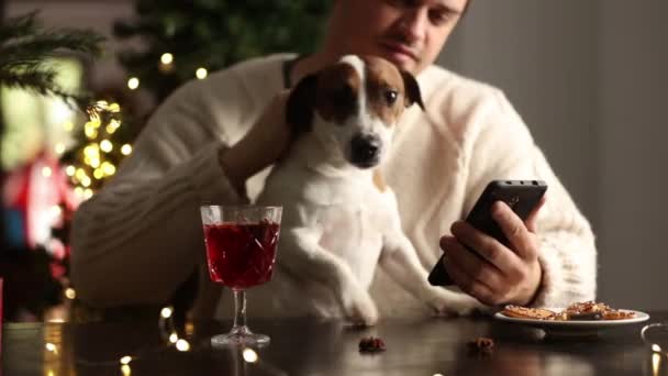 Homem Solitário Sentado Mesa Com Cão Véspera Natal — Vídeo de Stock