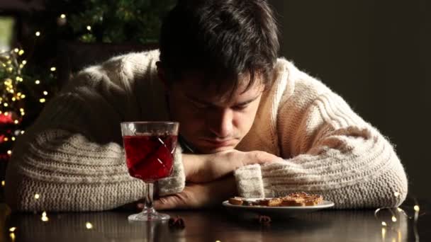 Homem Deprimido Sentado Sozinho Mesa Bebendo Vinho Quente Natal — Vídeo de Stock