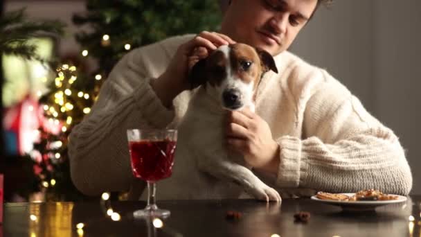 Homem Solitário Sentado Mesa Com Cão Véspera Natal — Vídeo de Stock