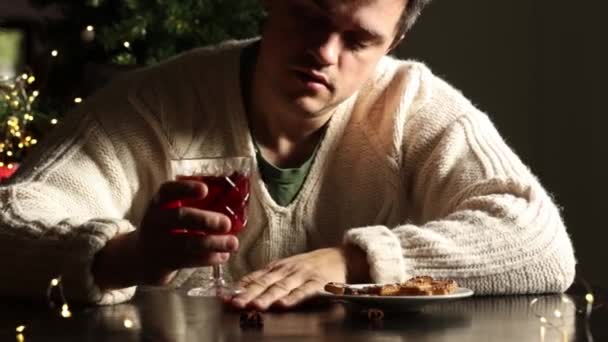 Egy Depressziós Férfi Egyedül Asztalnál Karácsonyi Forralt Bort Iszik — Stock videók