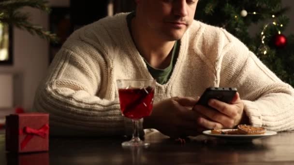 Homme Déprimant Assis Seul Table Buvant Vin Chaud Noël — Video