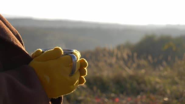 Dziewczyna Trzymać Kubek Herbaty Górach Beskids Listopadzie Zachodzie Słońca — Wideo stockowe