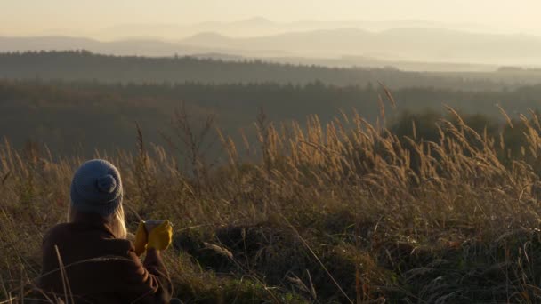 Dziewczyna Siedzi Trawie Kubkiem Herbaty Górach Beskidy Listopadzie Zachodzie Słońca — Wideo stockowe