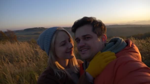 Pareja Graba Vídeo Besos Contra Telón Fondo Las Montañas — Vídeo de stock