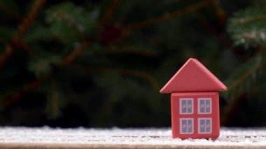 Masadaki küçük oyuncak evler. 