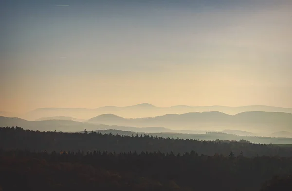 Widok Piękne Góry Beskidy Listopadzie Zachodzie Słońca — Zdjęcie stockowe