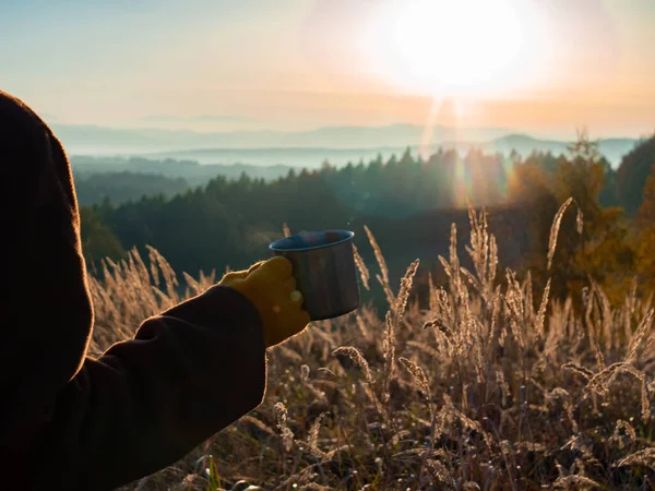 Menina Segurar Caneca Chá Nas Montanhas Beskides Novembro Pôr Sol — Fotografia de Stock