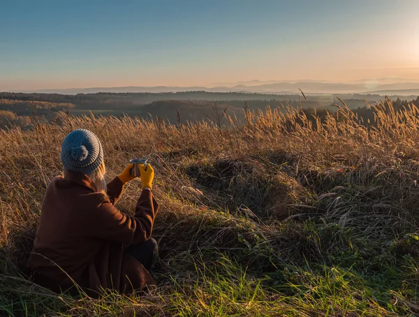 Menina Bonita Com Caneca Chá Nas Montanhas Beskides Novembro Pôr — Fotografia de Stock