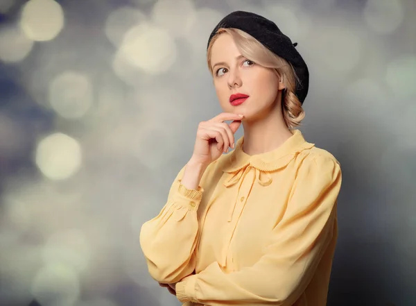 Stijl Vrouw Blouse Baret Grijze Achtergrond Met Bokeh — Stockfoto