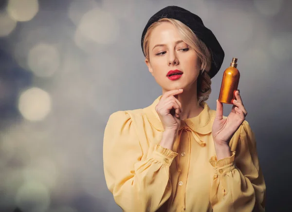 Hermosa Chica Ropa Vintage Con Botella Perfume Sobre Fondo Gris — Foto de Stock